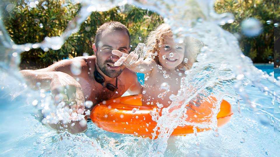 pai e filha brincando na piscina